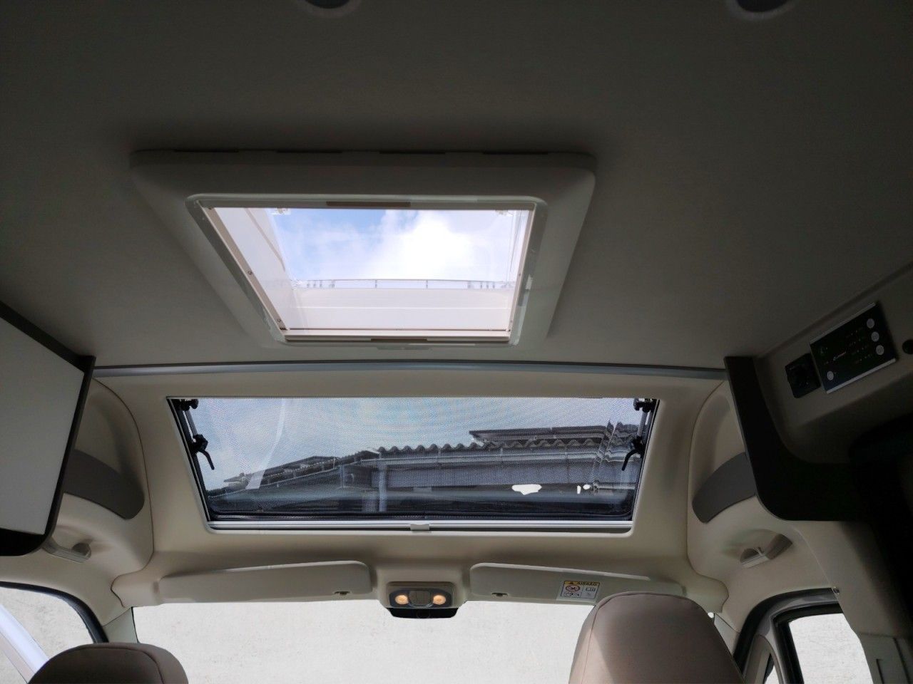 Fahrzeugabbildung LMC Innovan 603 Edition 70 Jahre Markise