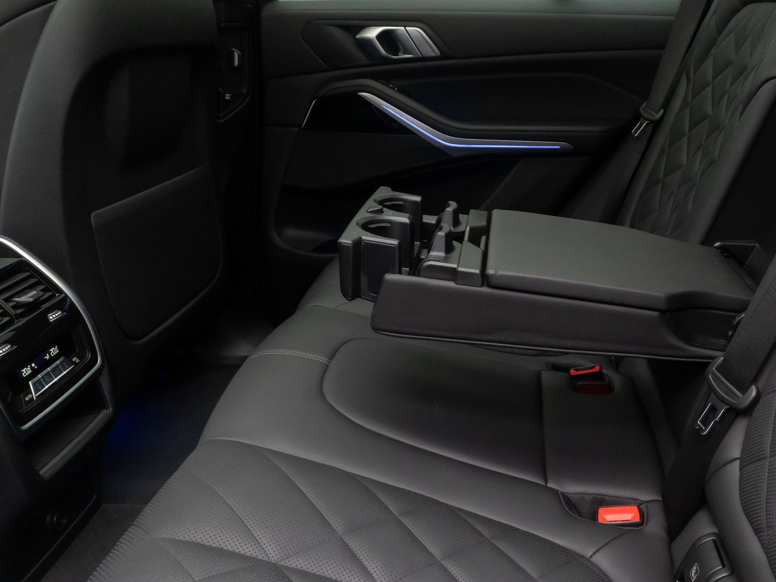 Fahrzeugabbildung BMW X5 xD30d M Sport 360° HUD DAB HiFi AHK Panorama