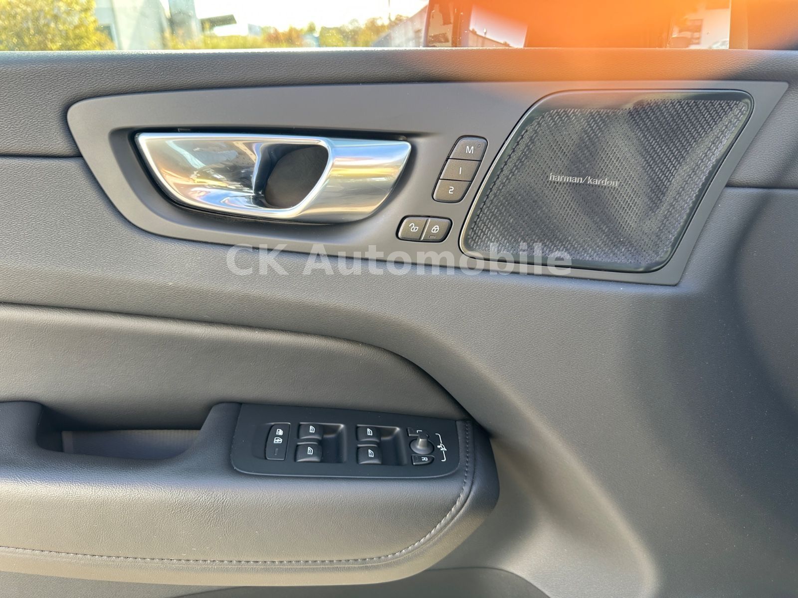 Fahrzeugabbildung Volvo XC60 B4 PlusDark AWD/BLIS/Leder/Pano/LED/360°Kam