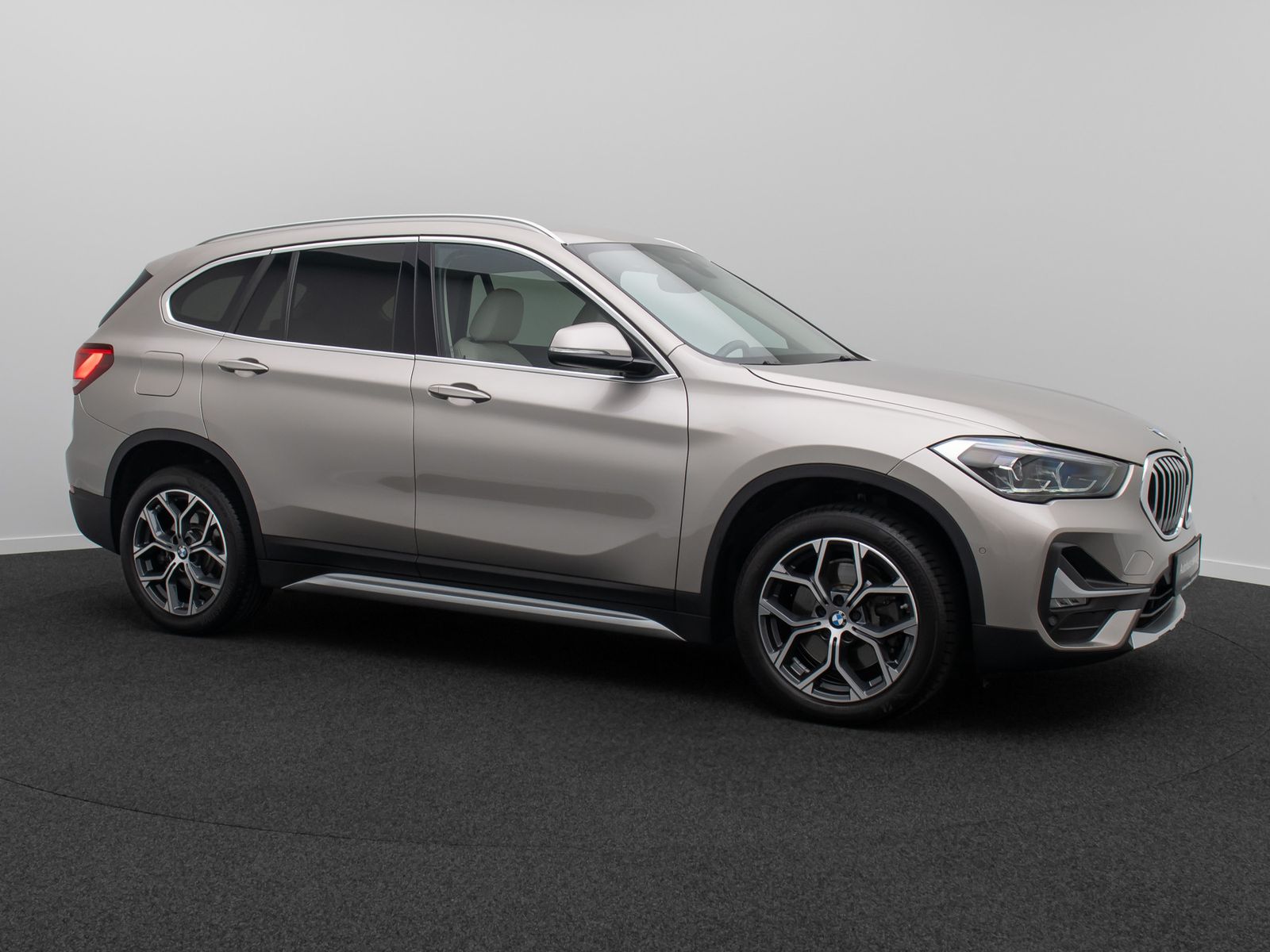 Fahrzeugabbildung BMW X1 sD20i xLine DAB LED M Sportlenkr Leder 18Zoll