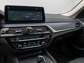 Fahrzeugabbildung BMW 530e Tour Luxury Line HiFi Pano AHK Kamera DAB