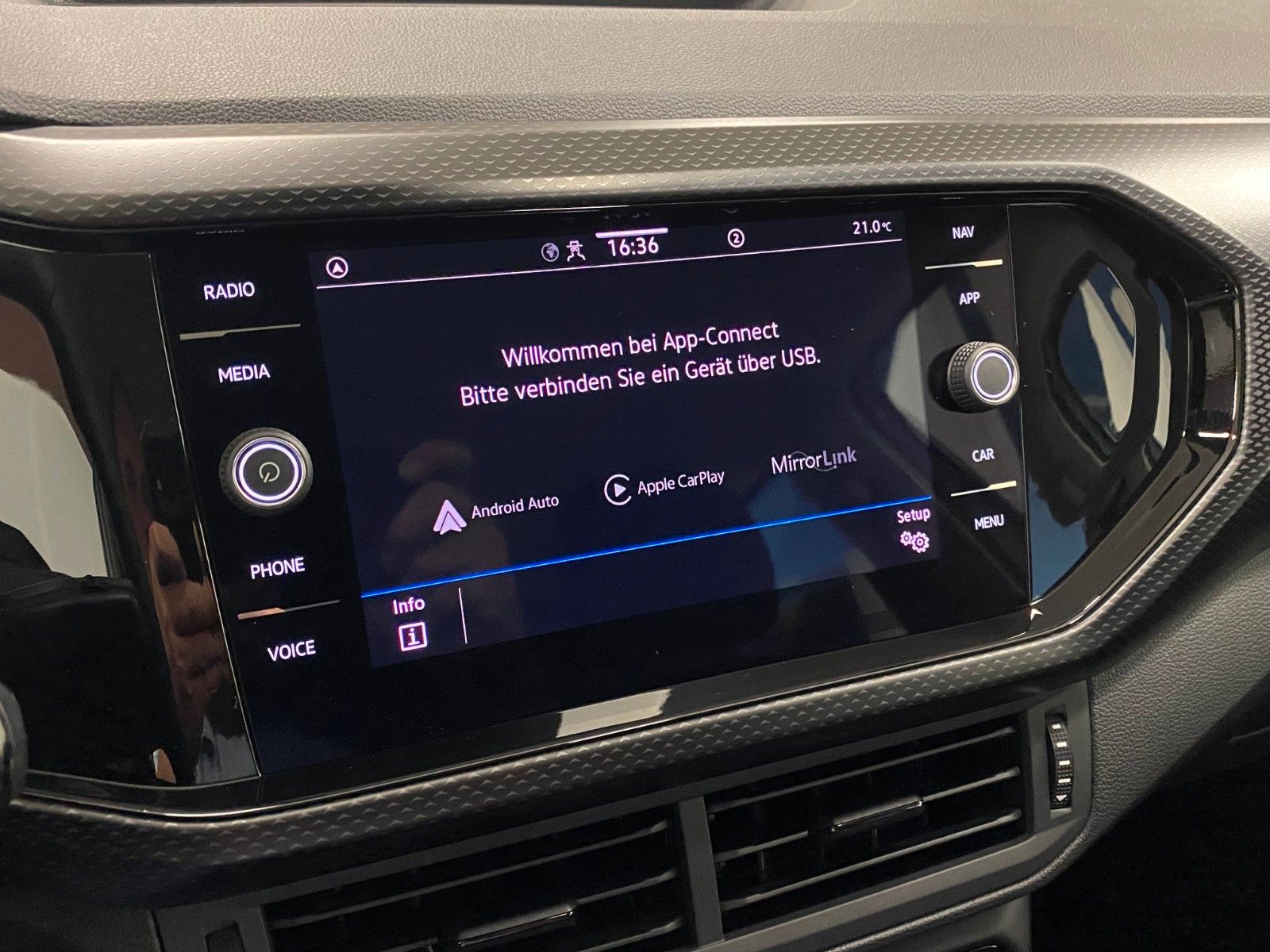 Fahrzeugabbildung Volkswagen T-Cross 1.0 TSI DSG Life+ALU 16"++PDC++TELEFON++