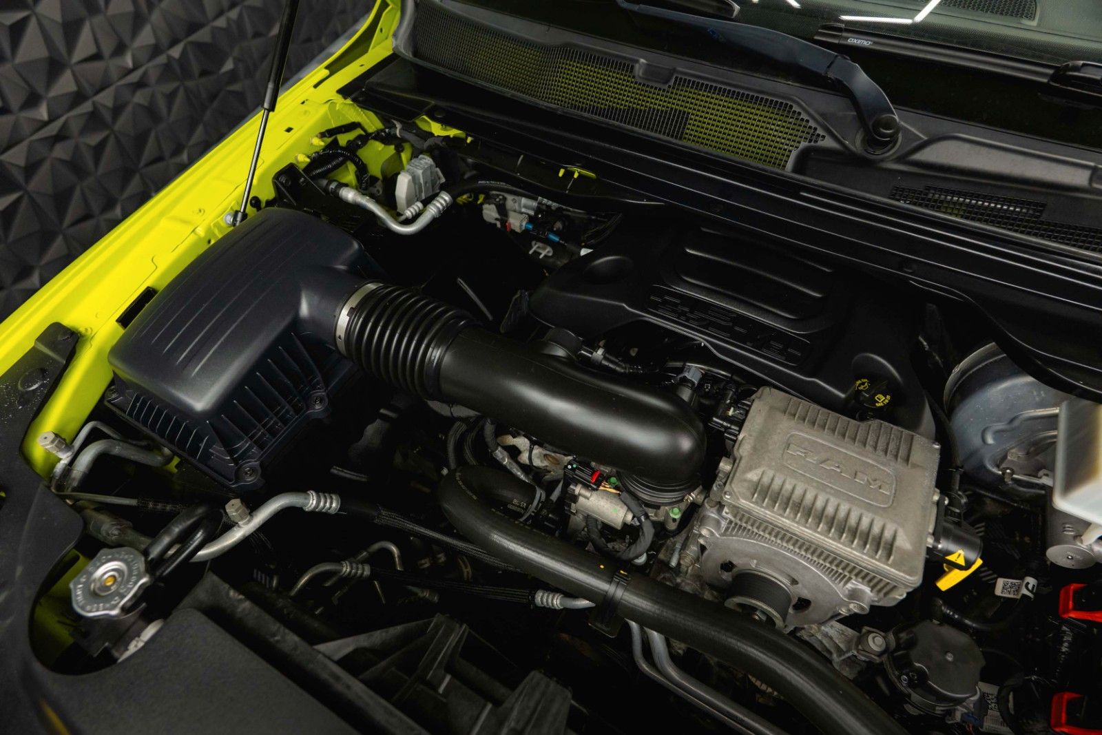 Fahrzeugabbildung Dodge RAM 5.7 V8 4x4 OFFROAD ACID YELLOW Edition LED