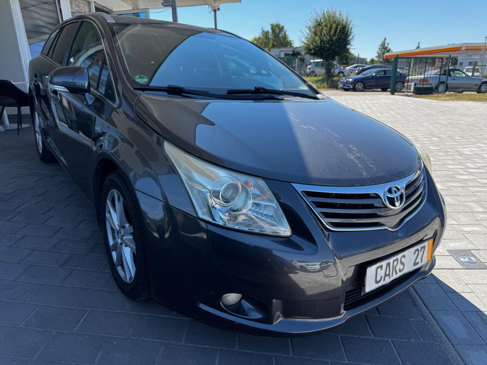 Toyota Avensis 2011 — interior