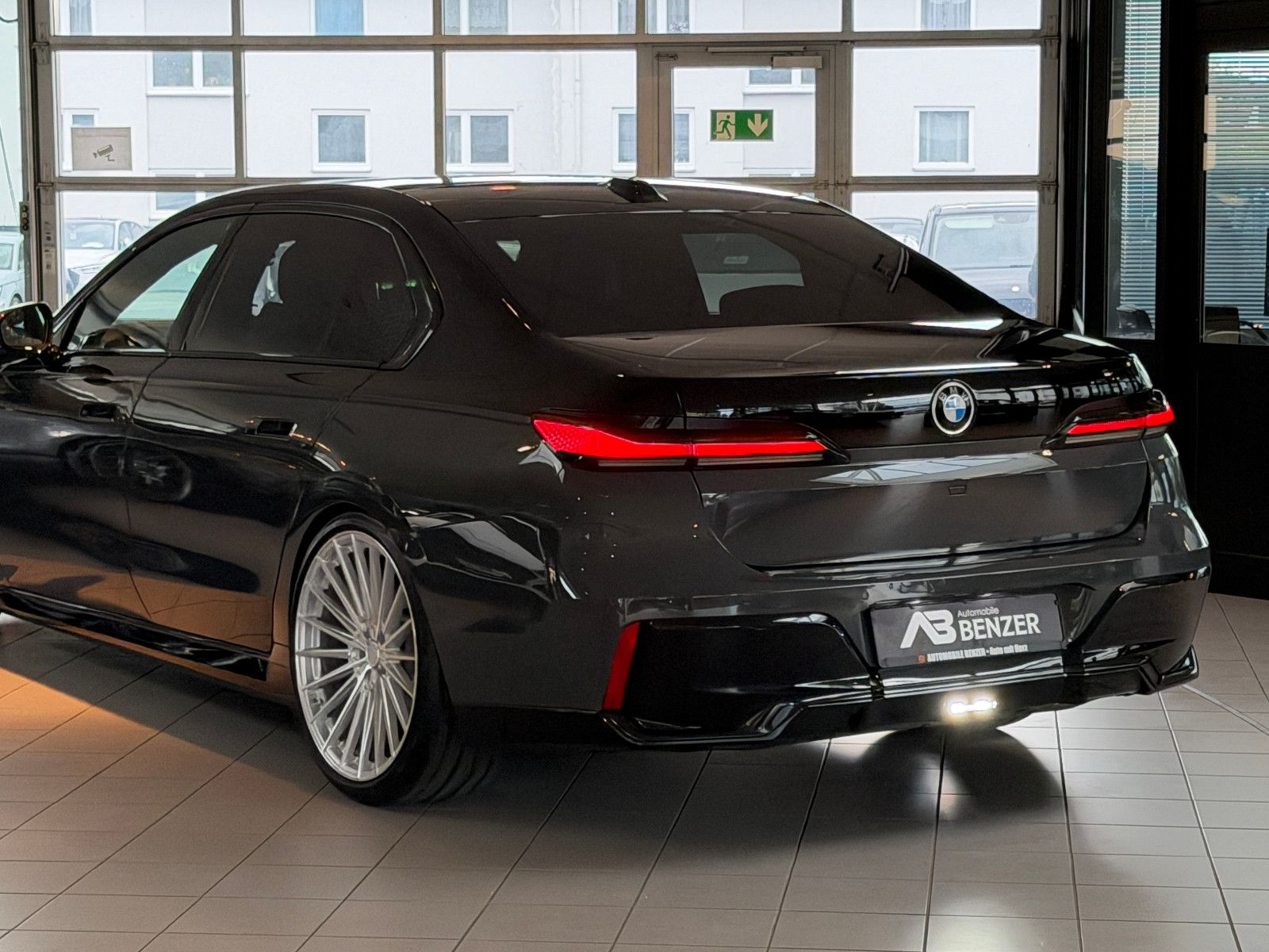 Fahrzeugabbildung BMW 740 d xDrive M Sport/CINEMA-TV/SKY LOUNGE/ICONIC