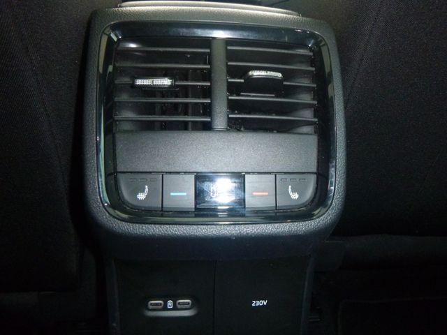 Fahrzeugabbildung Skoda Octavia Combi 2.0 TDI, Clever>AUT/AHK/PANO/ACC<