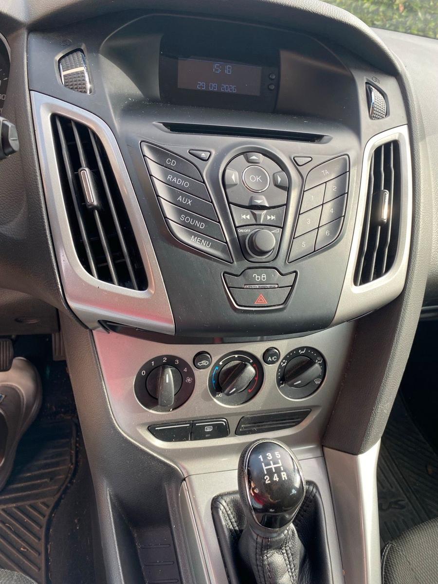 Ford Focus 2011 — photo 8