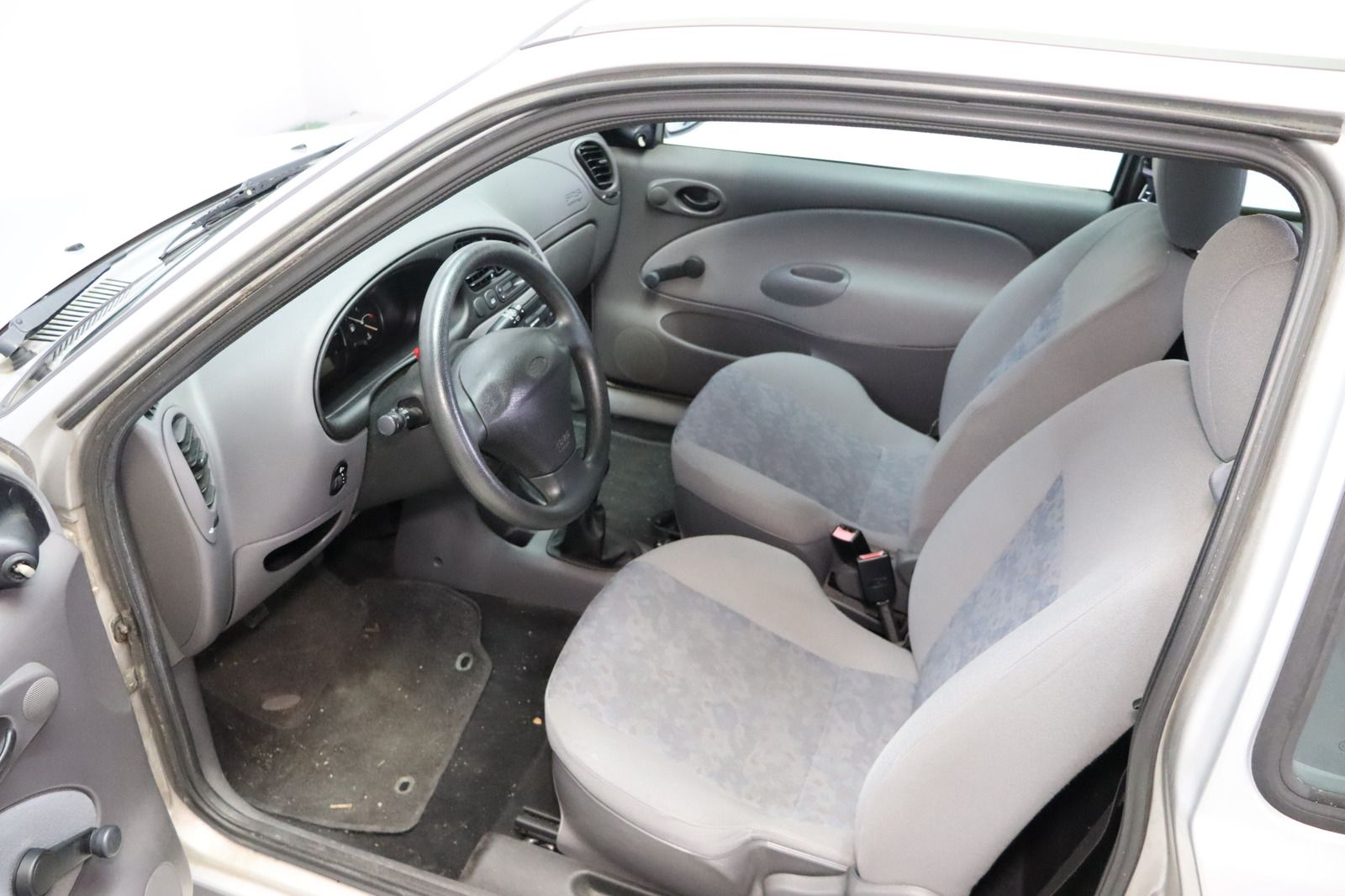 Fahrzeugabbildung Ford Fiesta 1.3 Style * Radio * wenig km *