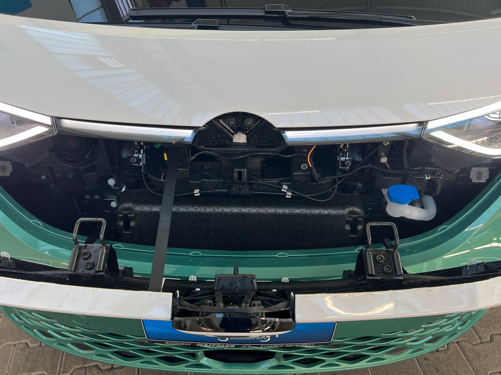 Fahrzeugabbildung Volkswagen ID.Buzz Pro 150 KW +AHK + Kamera + Navi + Design - mit KI generiert/bearbeitet