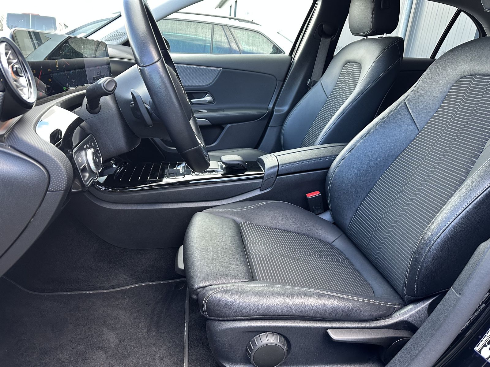 Fahrzeugabbildung Mercedes-Benz A 250e Progressive NAV+KEYLESS+TEMPO+PARKASSIST