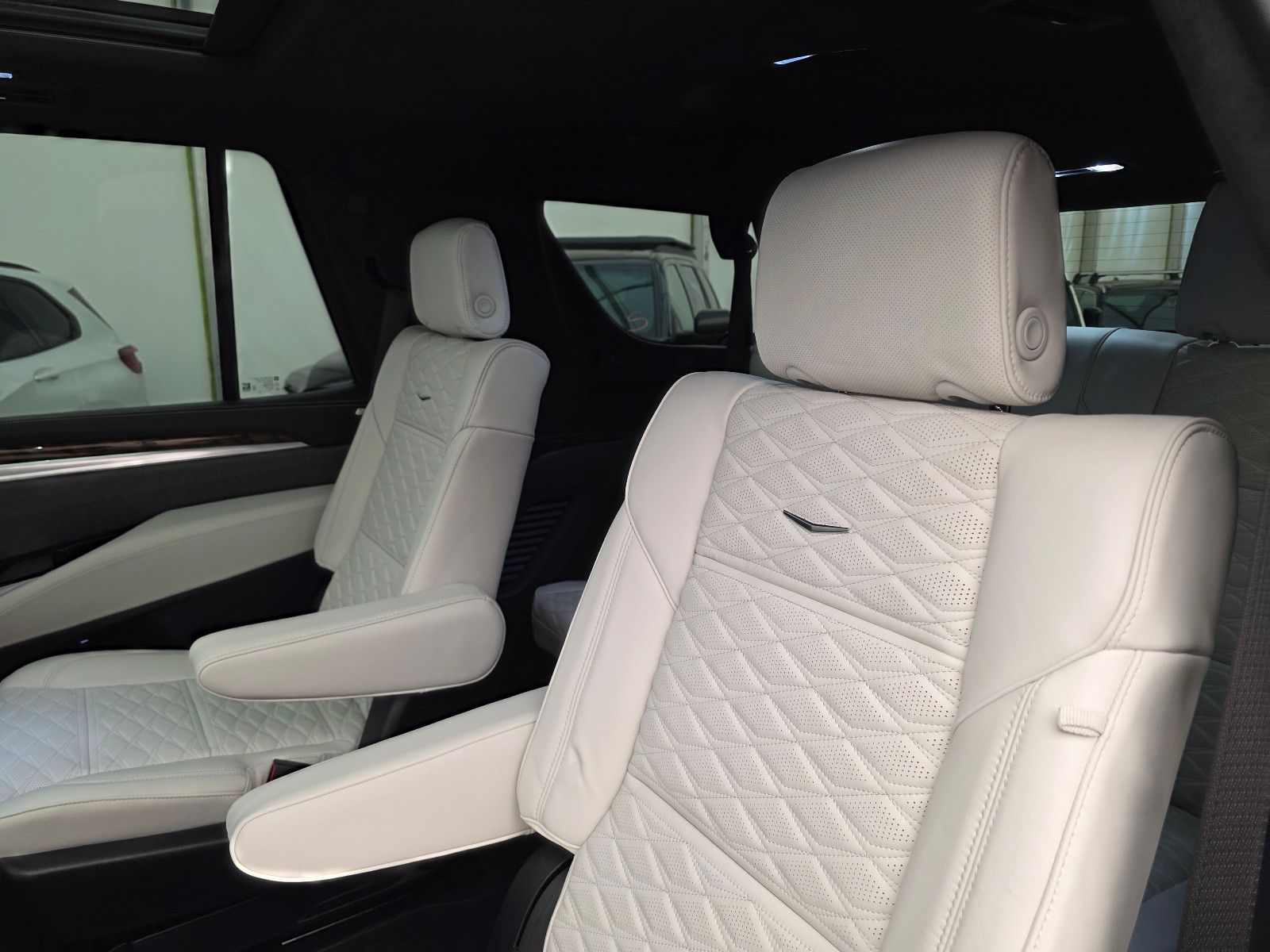 Fahrzeugabbildung Cadillac Escalade Sport Platinum T1: 129.000 EUR, Stock !