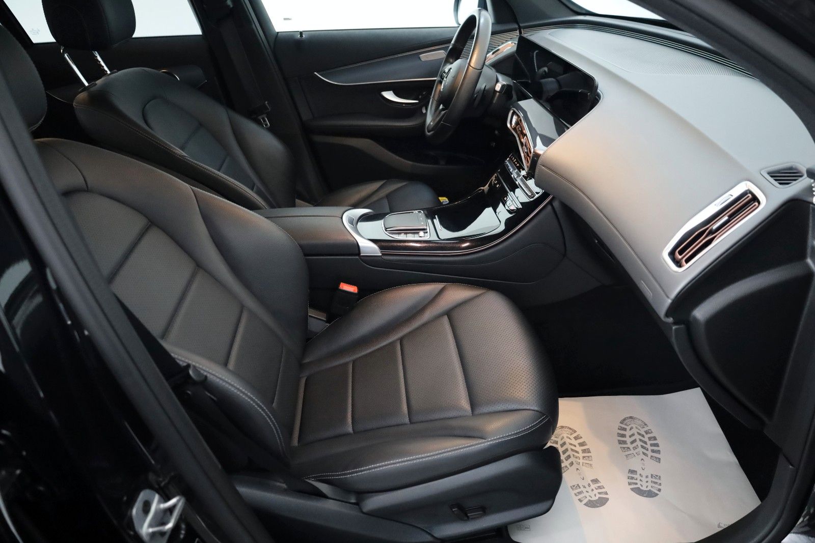 Fahrzeugabbildung Mercedes-Benz EQC 400 4Matic,Leder,Navi,LED,SH,Kamera,AHK