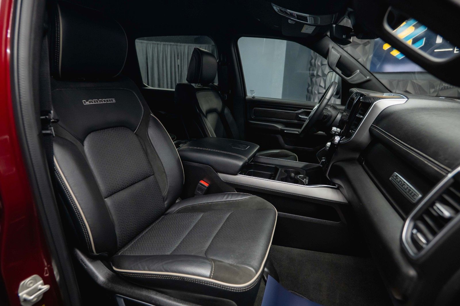 Fahrzeugabbildung Dodge RAM 5.7 V8 HEMI 4x4 OFFROAD Night LARAMIE 19%