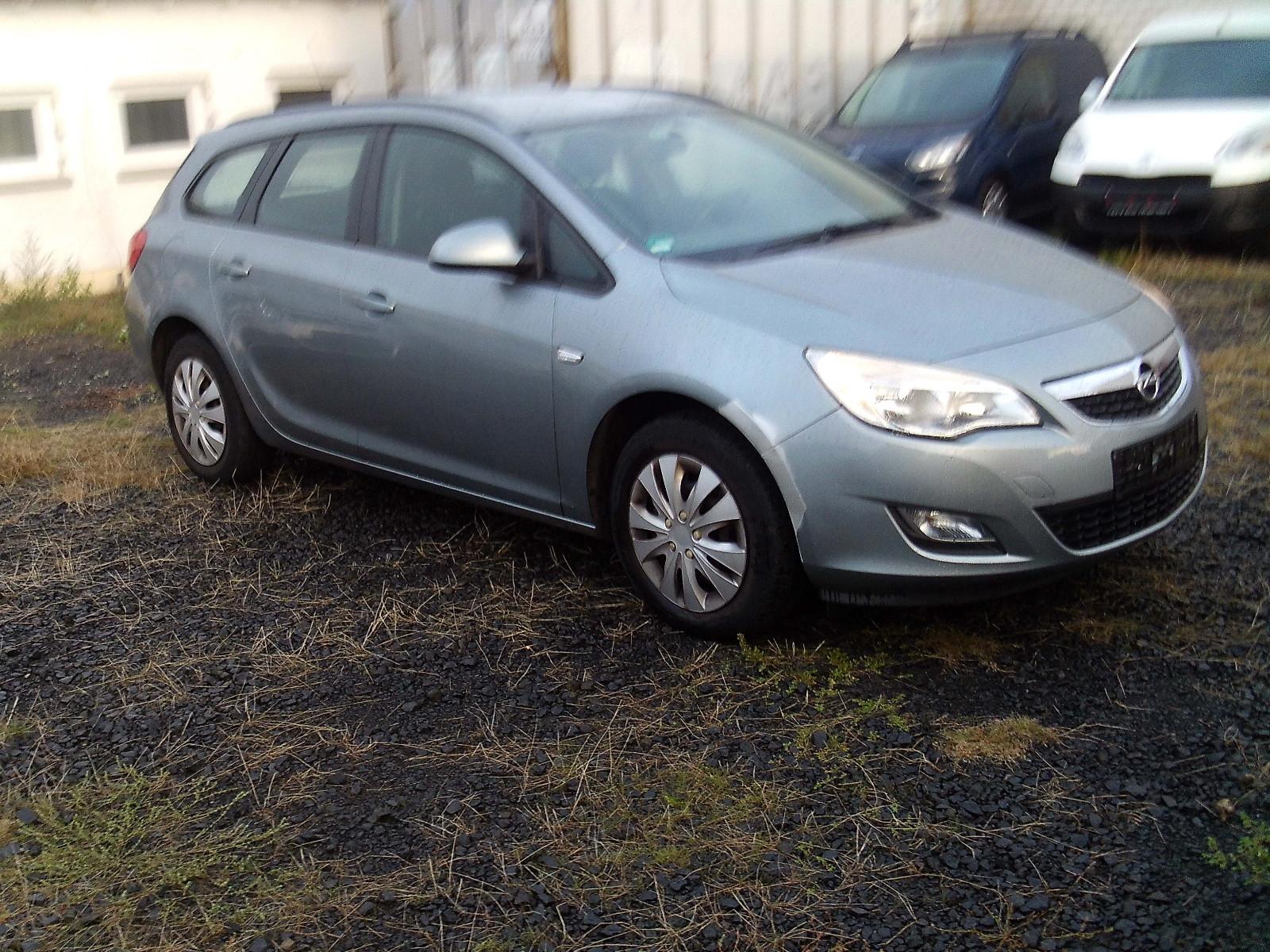 Opel Astra 2011 — interior