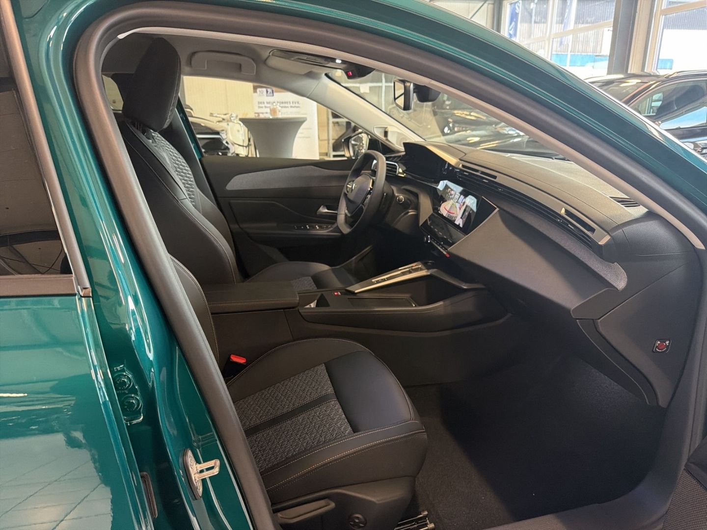 Fahrzeugabbildung Peugeot 308 Allure Hybrid 145 e-DSC6 Navi 360 Kamera ACC