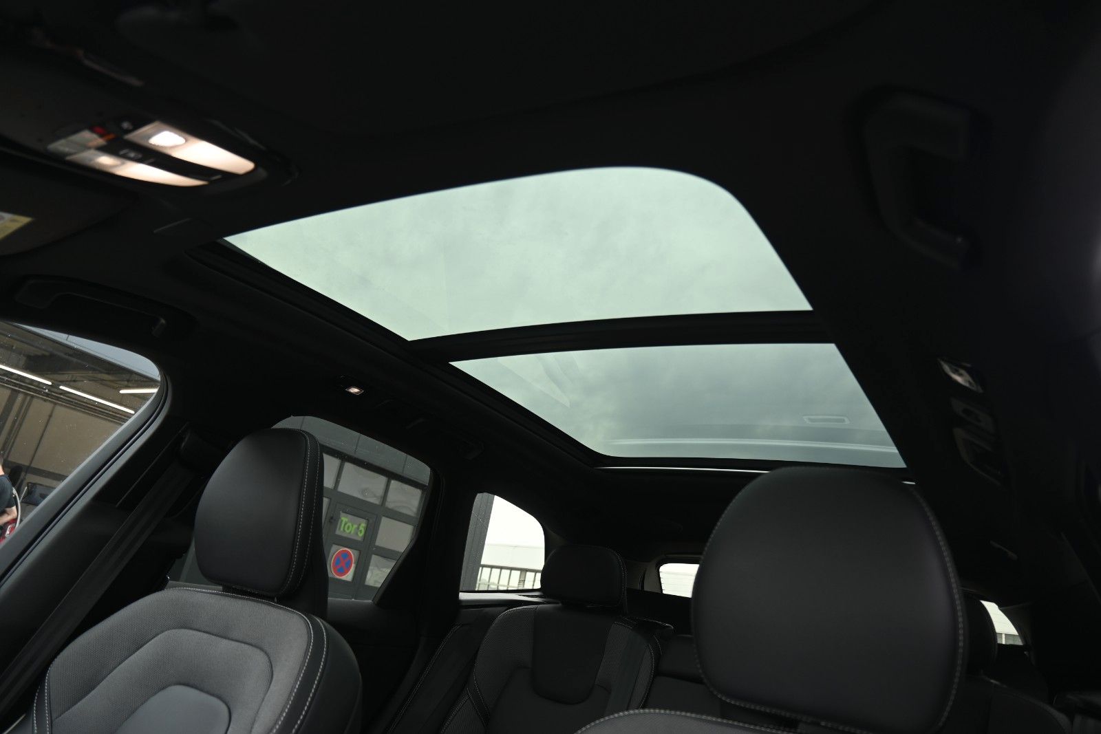 Fahrzeugabbildung Volvo XC60 B4 Benzin FWD Plus Dark*STHZG*360°*ACC*AHK