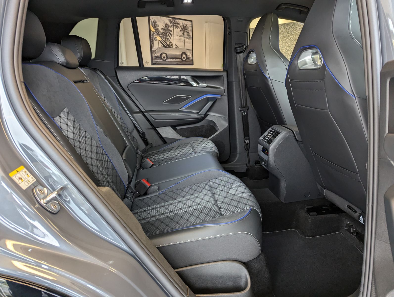 VW Tiguan 2.0TDI R-Line 4M Pano Black AHK Matrix 20 - Image 16