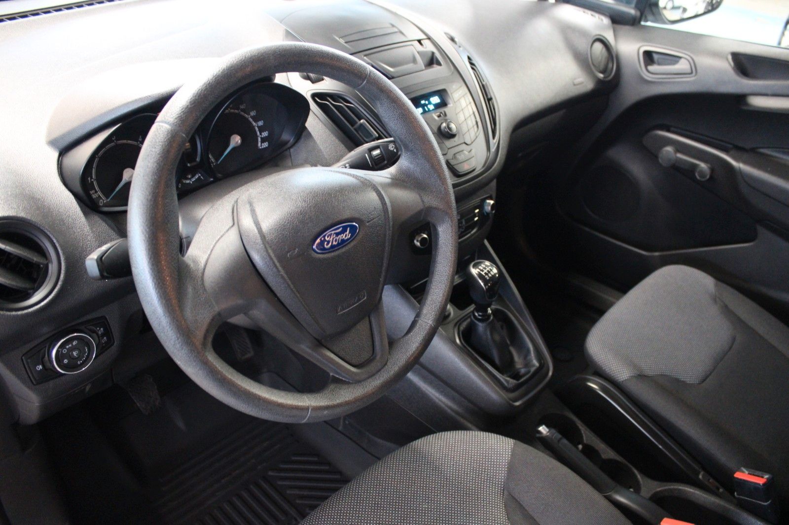 Fahrzeugabbildung Ford Transit Courier Kasten Dachträger