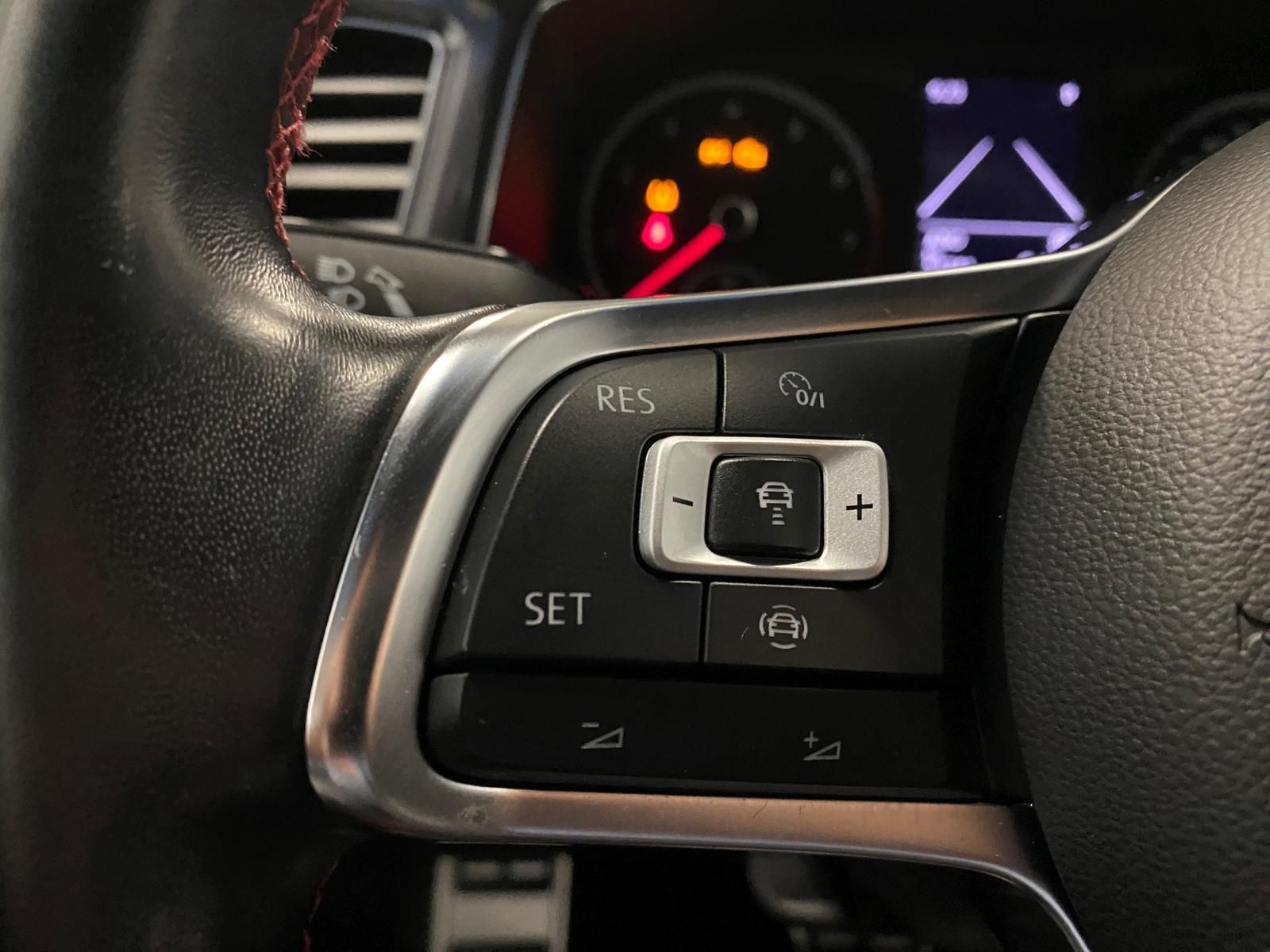 Fahrzeugabbildung Volkswagen T-Roc 1.5 TSI DSG SPORT R-LINE+ACC+AHK+ALLWETTER