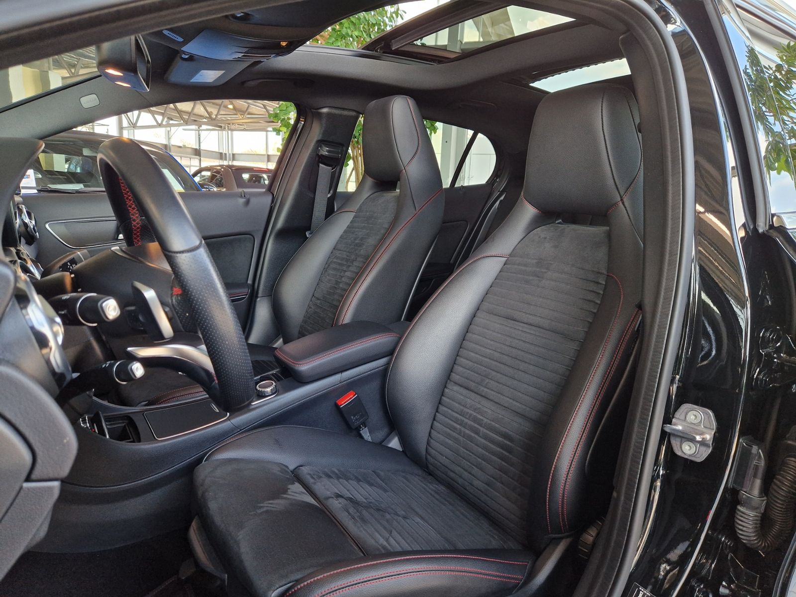 Fahrzeugabbildung Mercedes-Benz GLA 250 4Matic AMG-LINE PANO LED