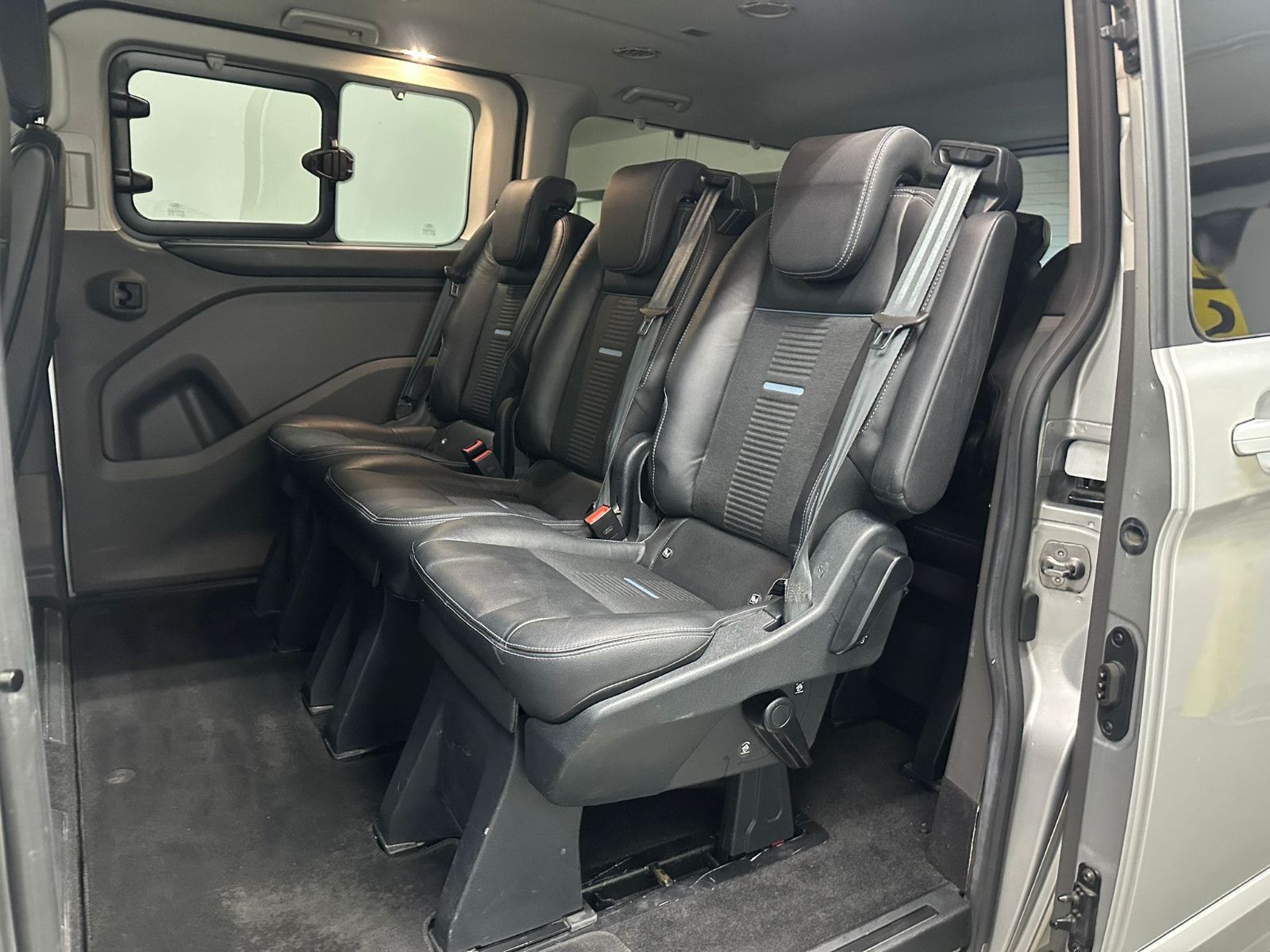 Fahrzeugabbildung Ford Tourneo Custom 320 L2H1 Autm. Active Bus*ACC*8