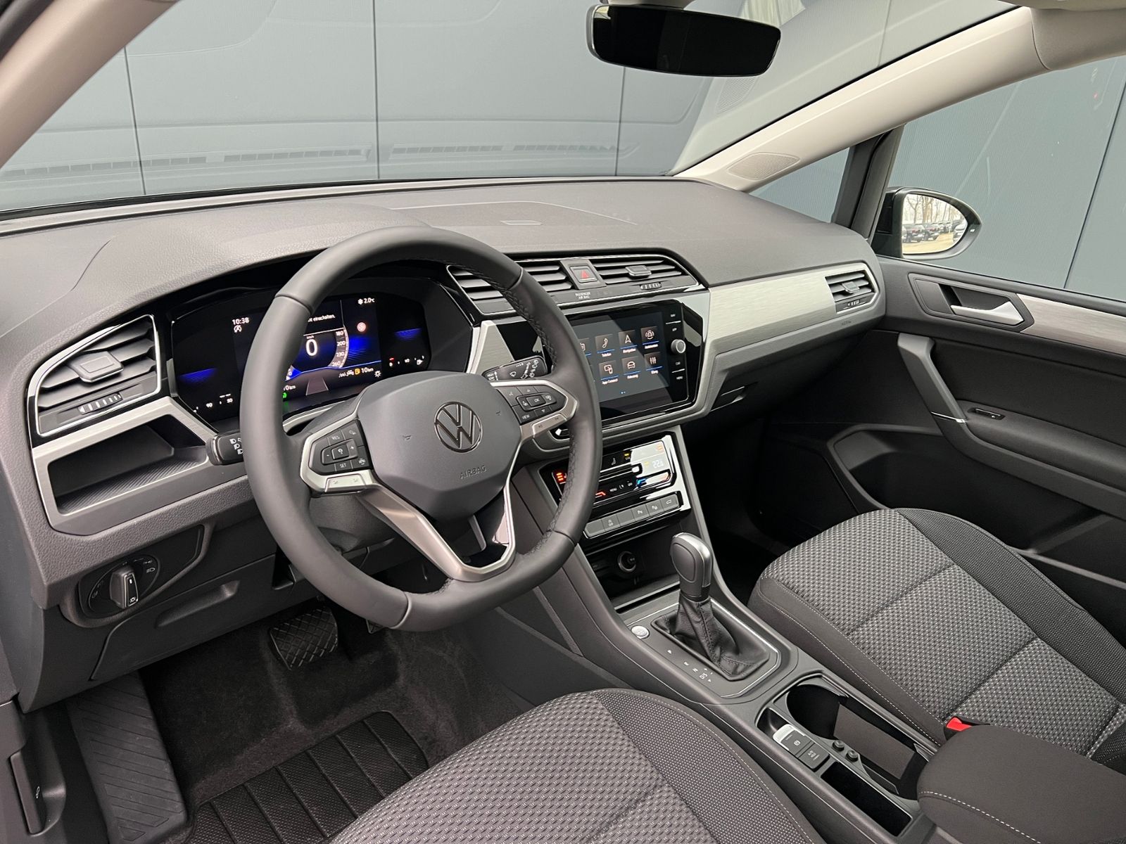 Fahrzeugabbildung Volkswagen Touran Comfortline 1.5 TSI DSG *LED, AHK, 7 Sitz