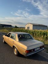 Mercedes-Benz 240 D - Mercedes-Benz 240 mit Diesel-Antrieb