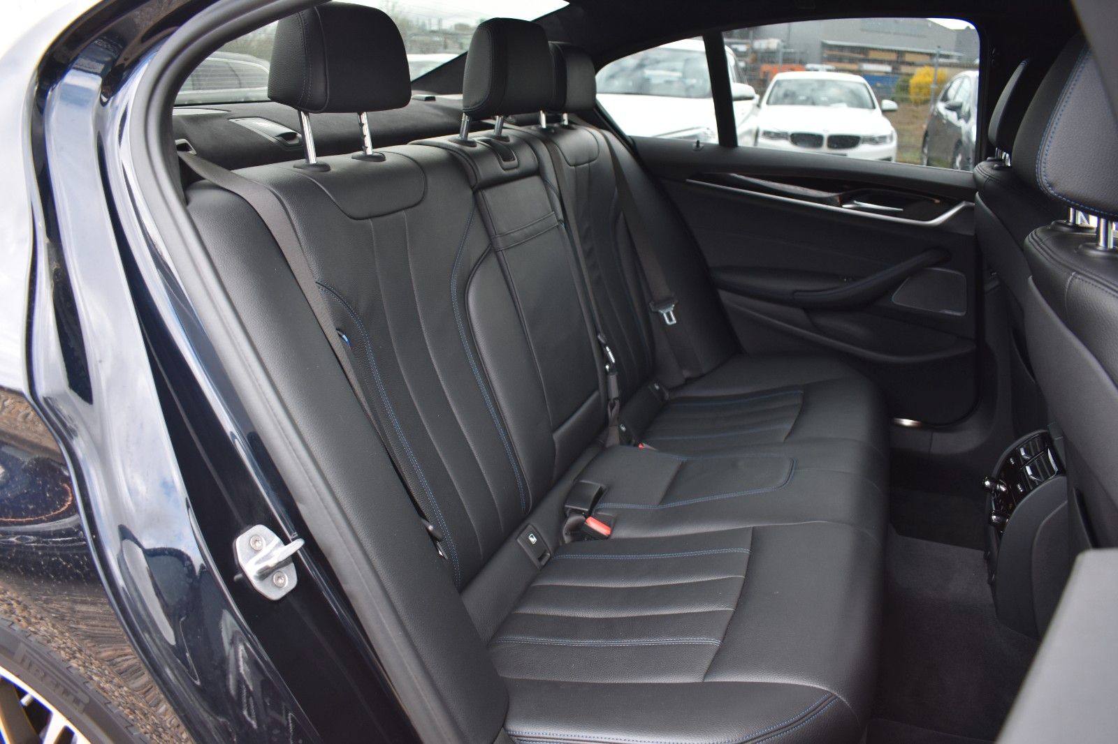 Fahrzeugabbildung BMW M550i Limo xDrive Night Vision HUD 360°  1 Hand