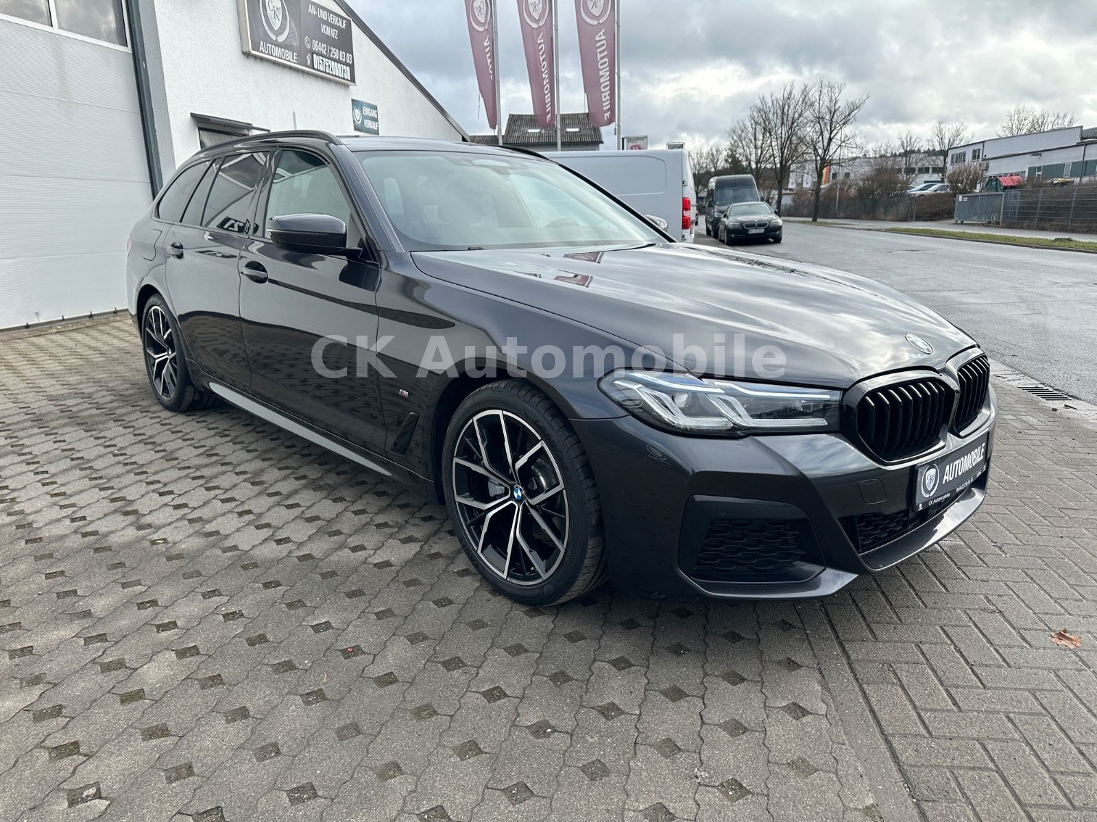 Fahrzeugabbildung BMW 520dxDrive Touring M-Sport/Laser/Head-Up/ACC/AHK