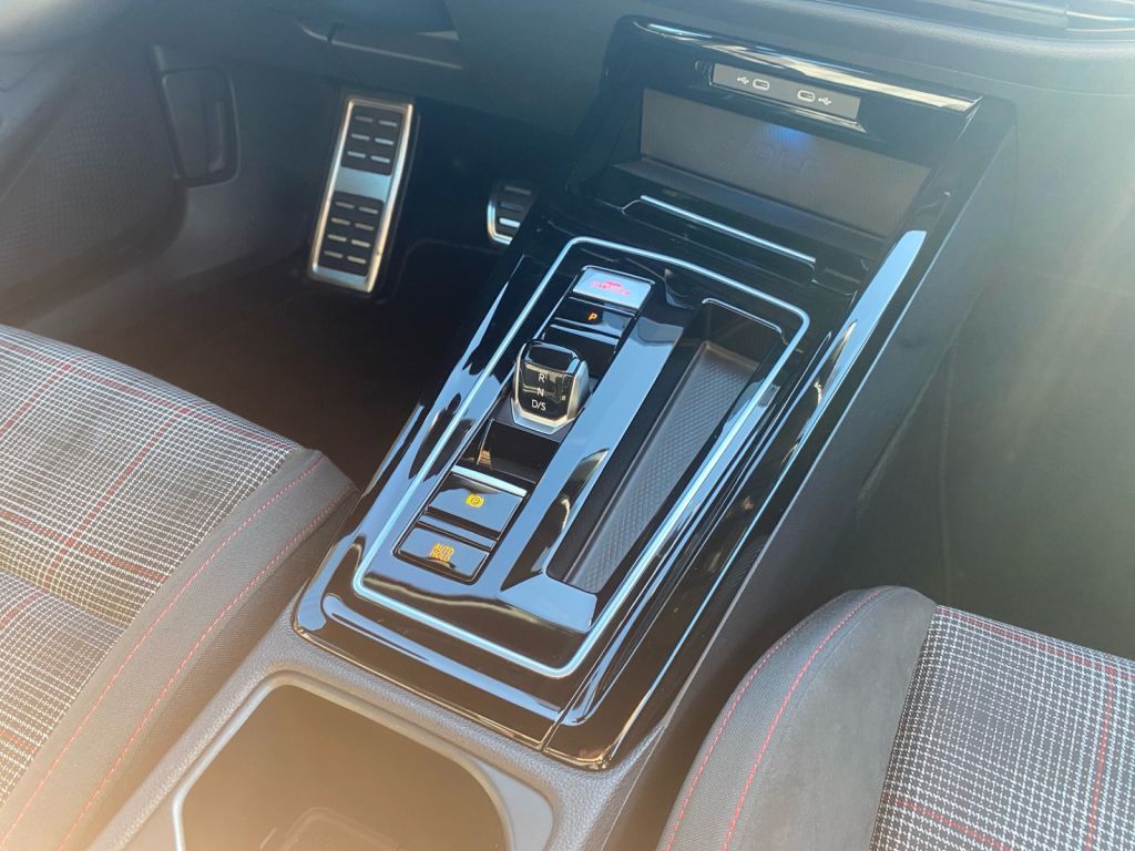 Fahrzeugabbildung Volkswagen Golf 2.0 TSI DSG GTI ACC  LED-Matrix