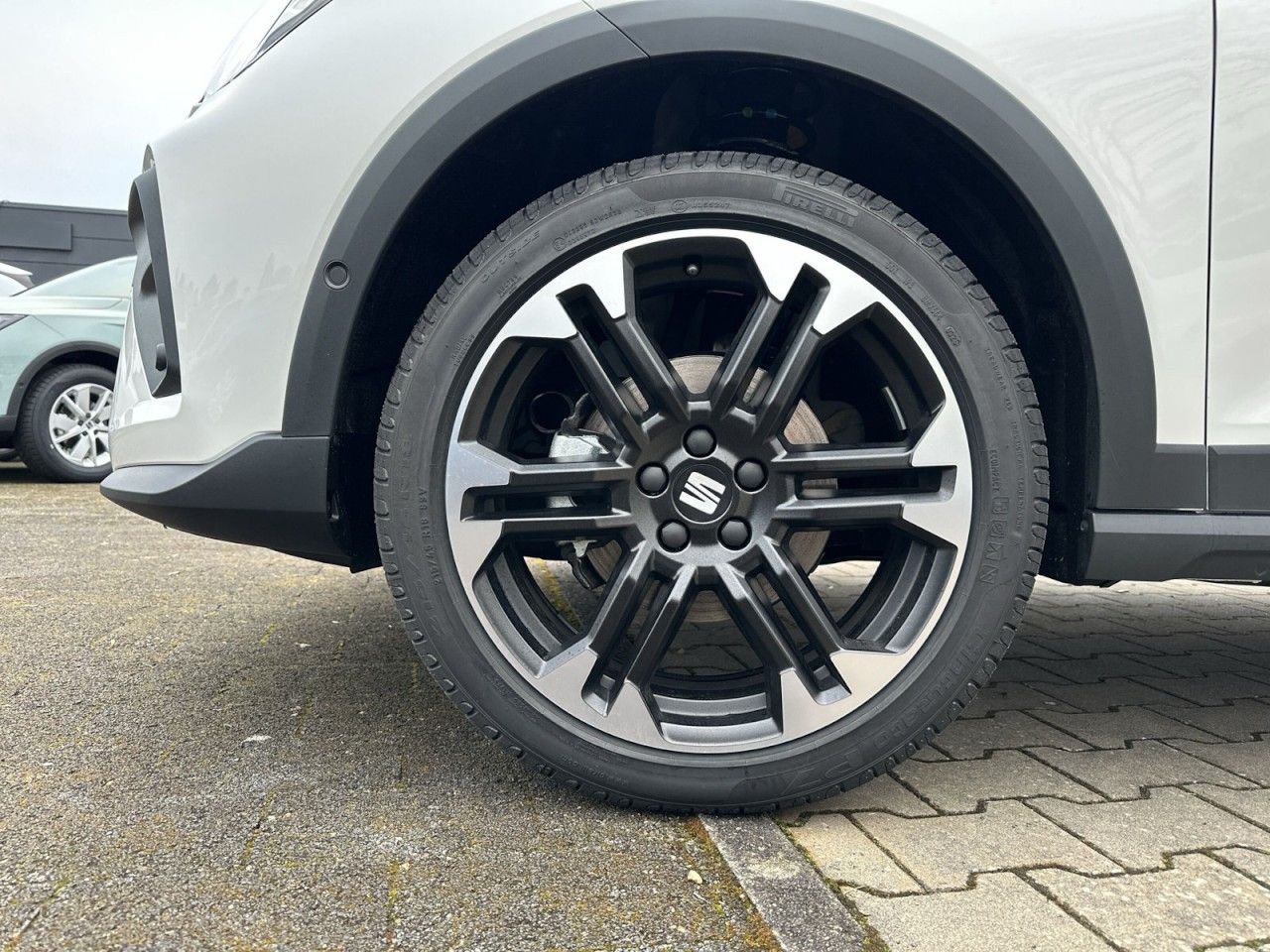 Fahrzeugabbildung SEAT Arona FR Black Edition 1.0 TSI 116 PS 7-Gang-DSG - mit KI generiert/bearbeitet
