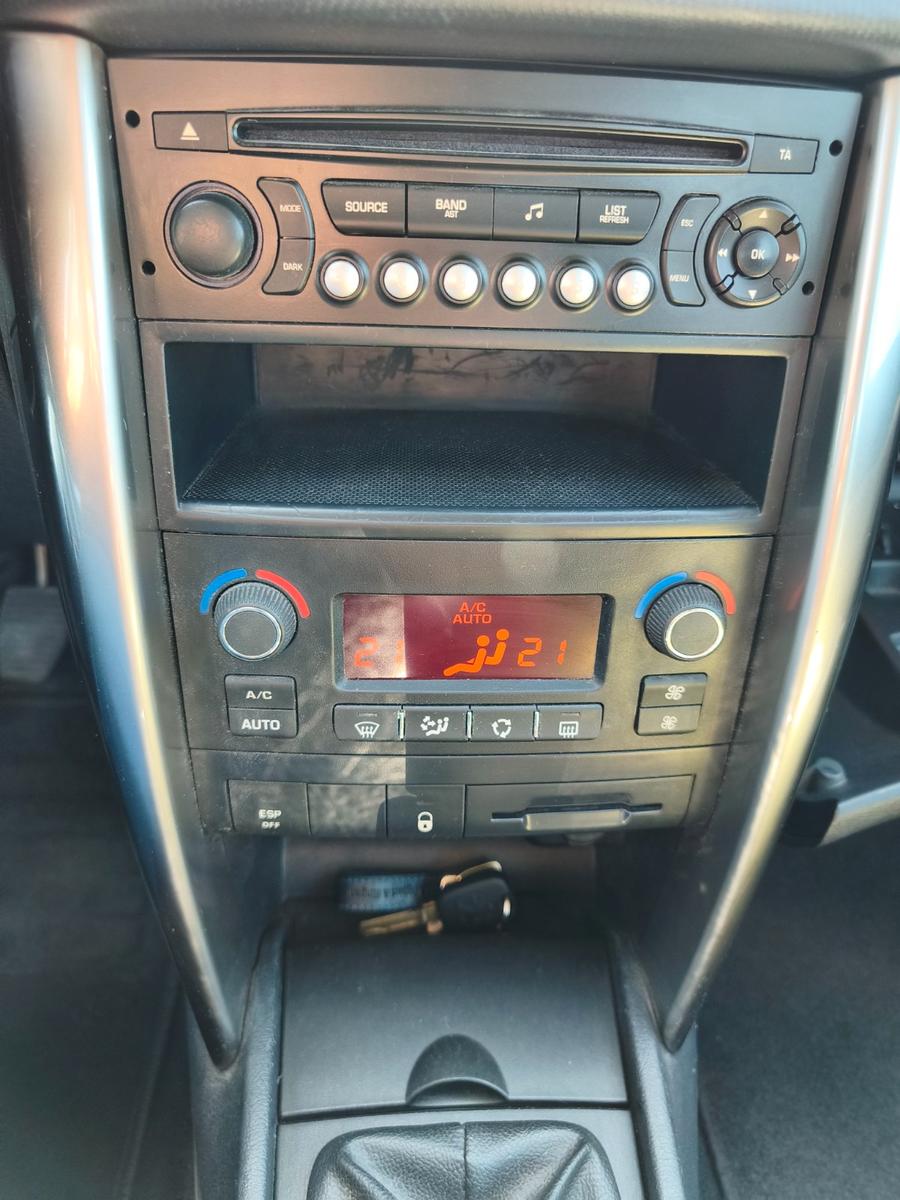 Peugeot 207 2012 — photo 11
