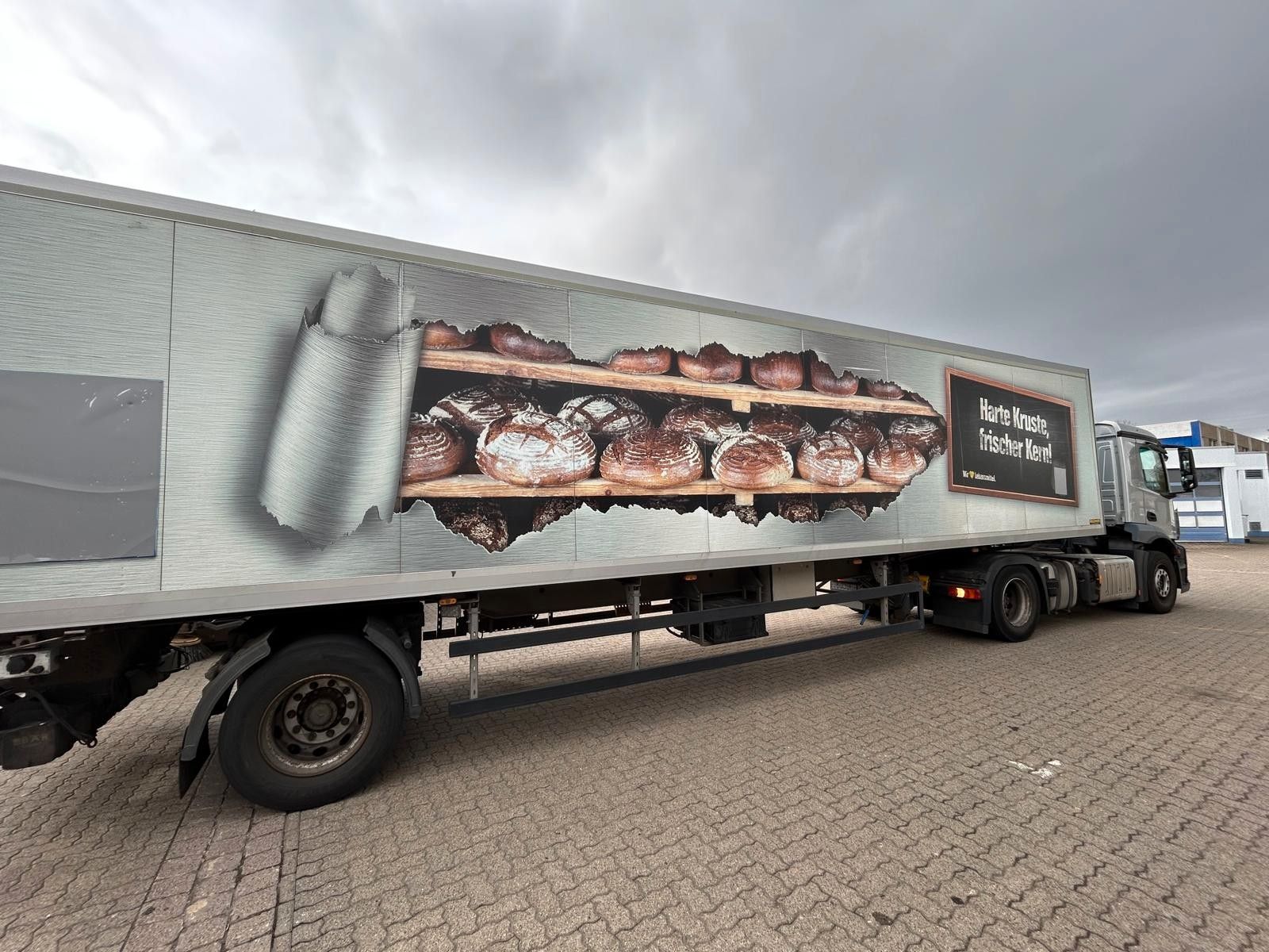 Fahrzeugabbildung Mercedes-Benz Antos 1840+Rohr Kühlauflieger