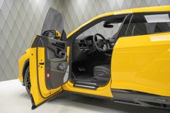 Urus 4.0 V8 SE YELLOW/BLACK YELLOW PANO B&amp;O