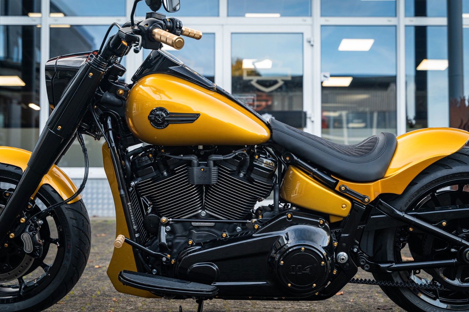Fahrzeugabbildung Harley-Davidson GOLD DARK FAT BOY FLFBS 114 MY24 - JEKILL&HYDE -