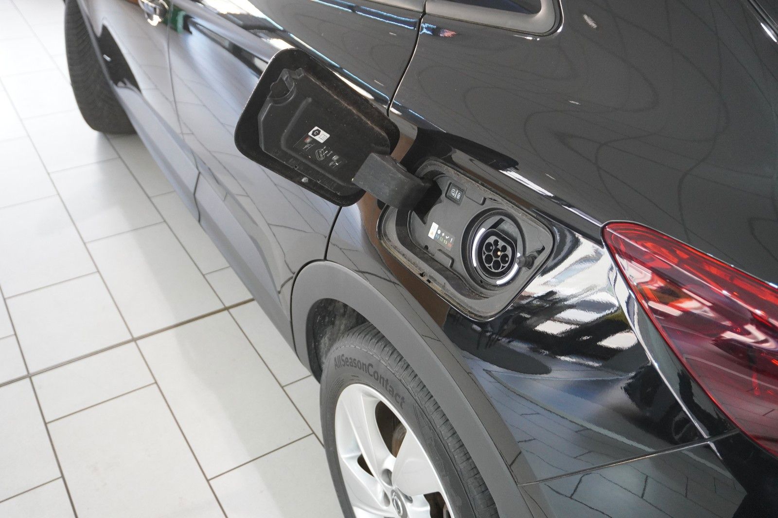 Fahrzeugabbildung Opel Grandland (X) 1.6T HYBRID NAVI/KAMERA/SH/SPORT