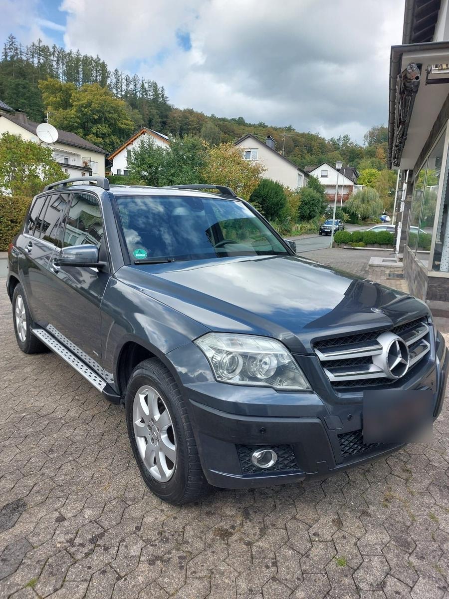Mercedes-Benz GLK320 2008 — rear view