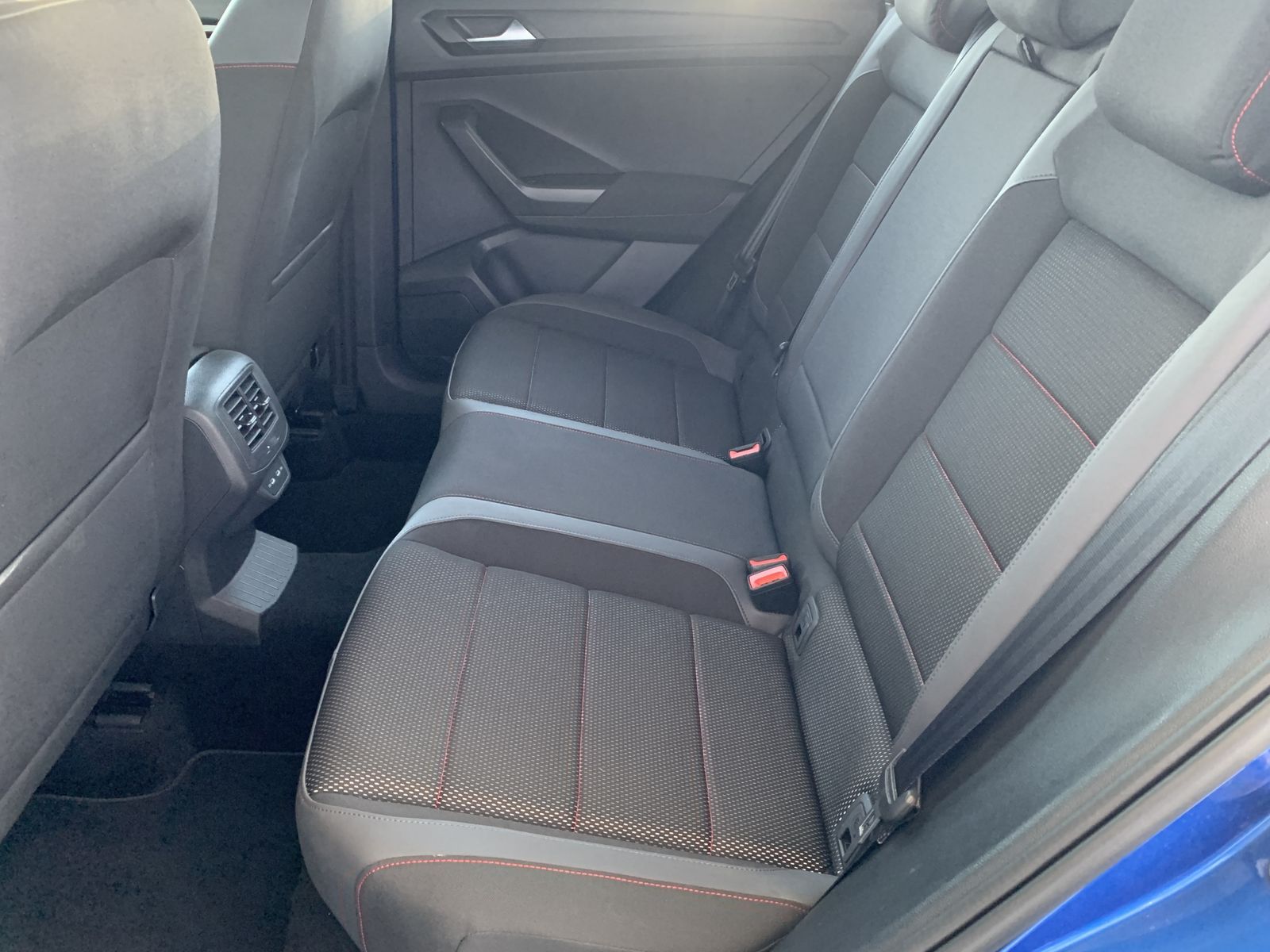 Fahrzeugabbildung Volkswagen T-Roc 1.5 TSI*Sport*LED*ACC*Spur*Navi*SHZ*