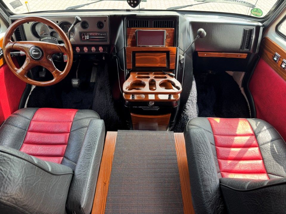 Fahrzeugabbildung Chevrolet Chevy Van G20 5.7 V8 Tiara komplett gemacht