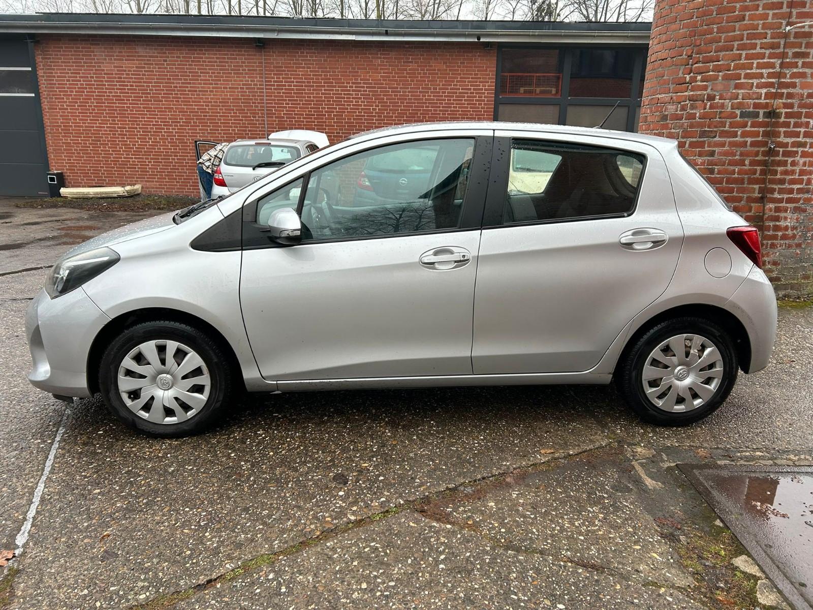 Toyota Yaris Comfort   BENZIN 1,3