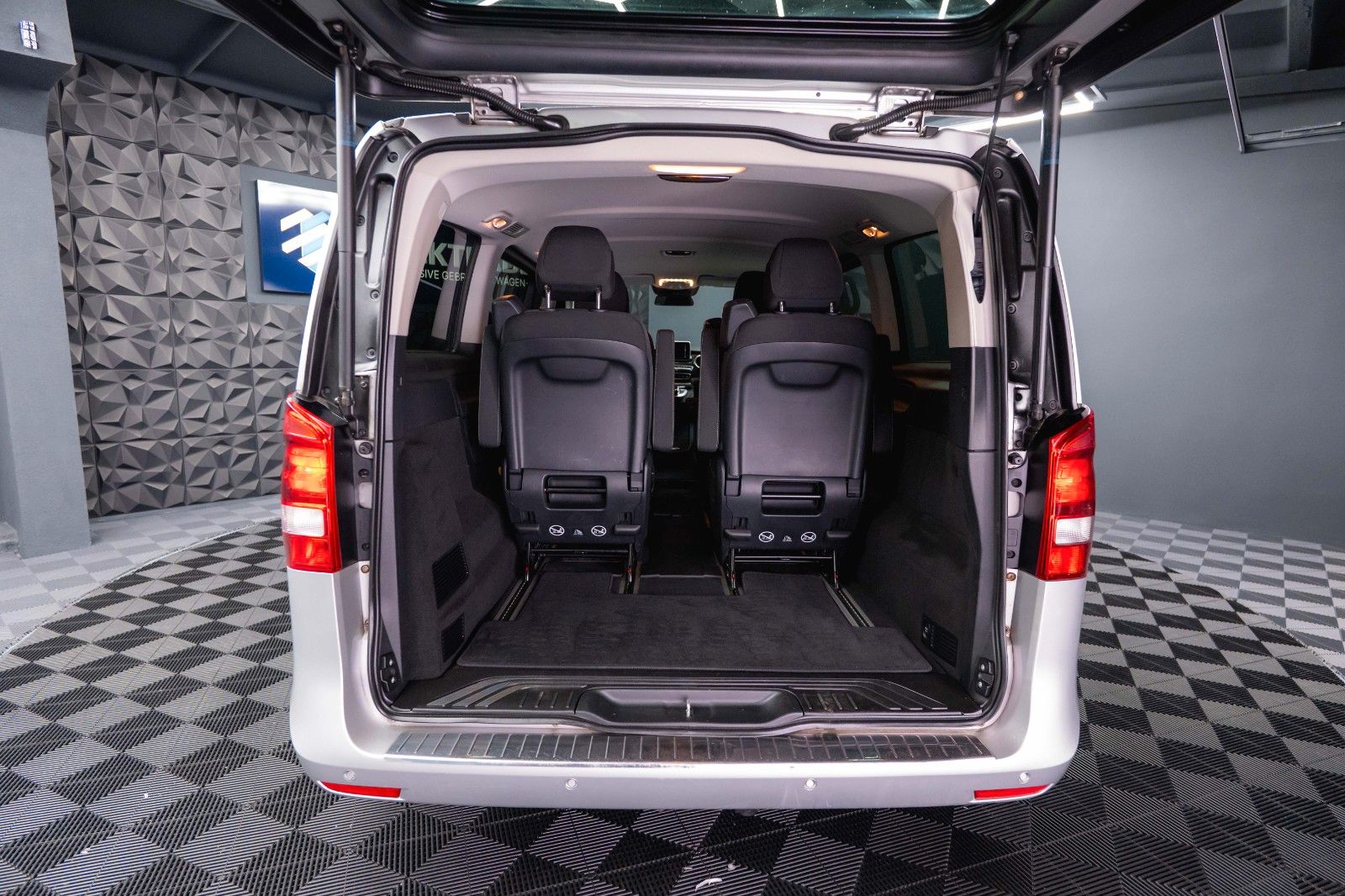 Fahrzeugabbildung Mercedes-Benz V 220 CDI EDITION Sport lang *ACC*DAB*6 Sitze*