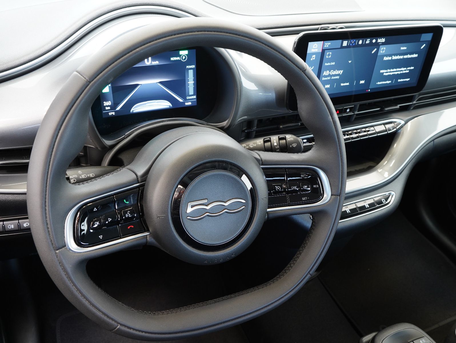 Fahrzeugabbildung Fiat 500e 87KW/42kWh/DC-LADEN/CARPLAY/DAB/SOH