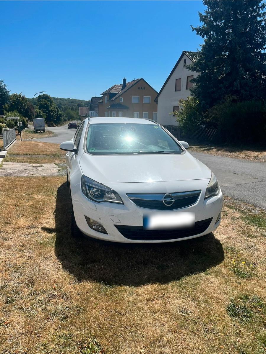 Opel Astra 2012 — interior