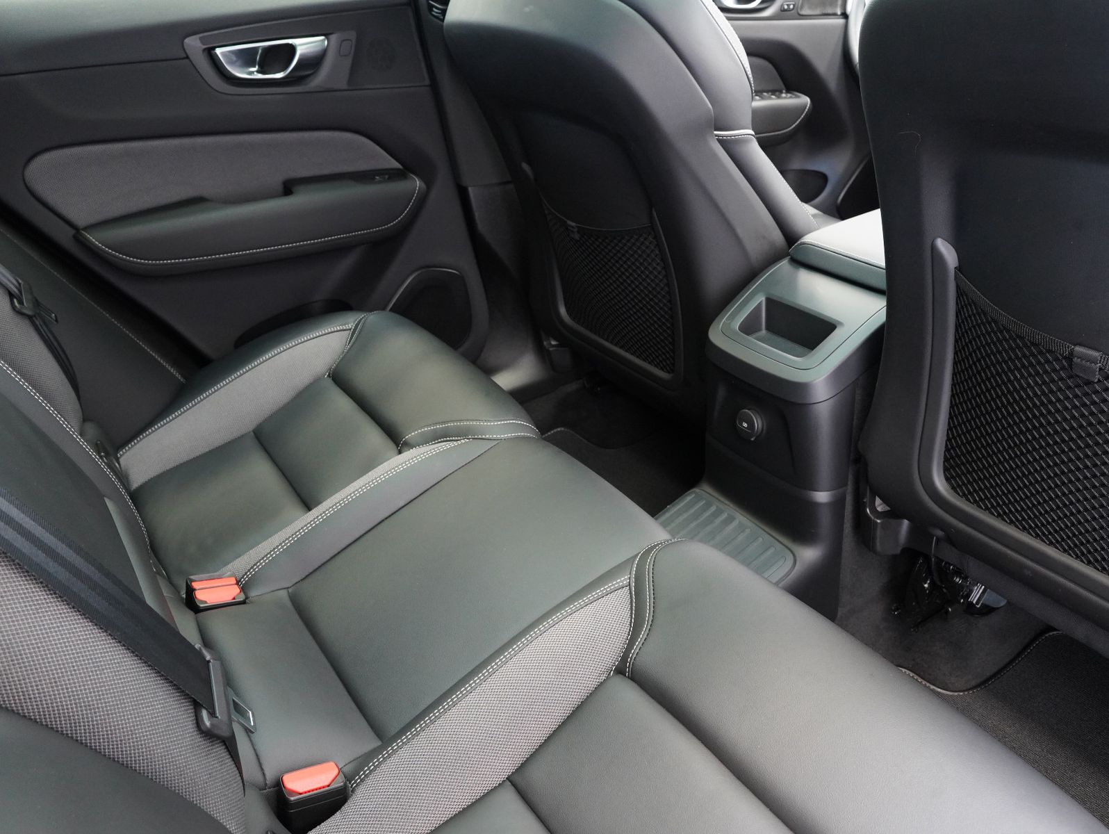 Fahrzeugabbildung Volvo XC60 T6 Recharge R Design FACELIFT/LED/ACC/AHK