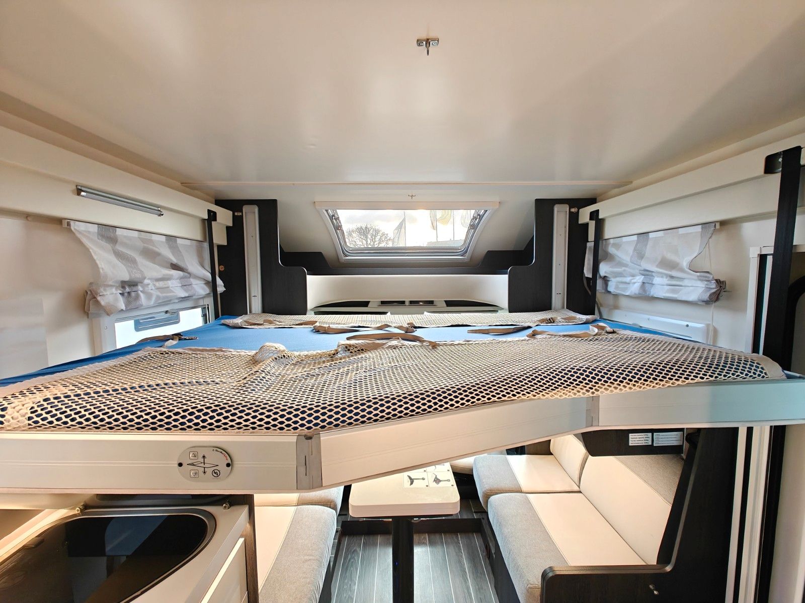 Fahrzeugabbildung Roller Team Kronos 287 TL - Face2Face, Hubbett, Einzelbetten