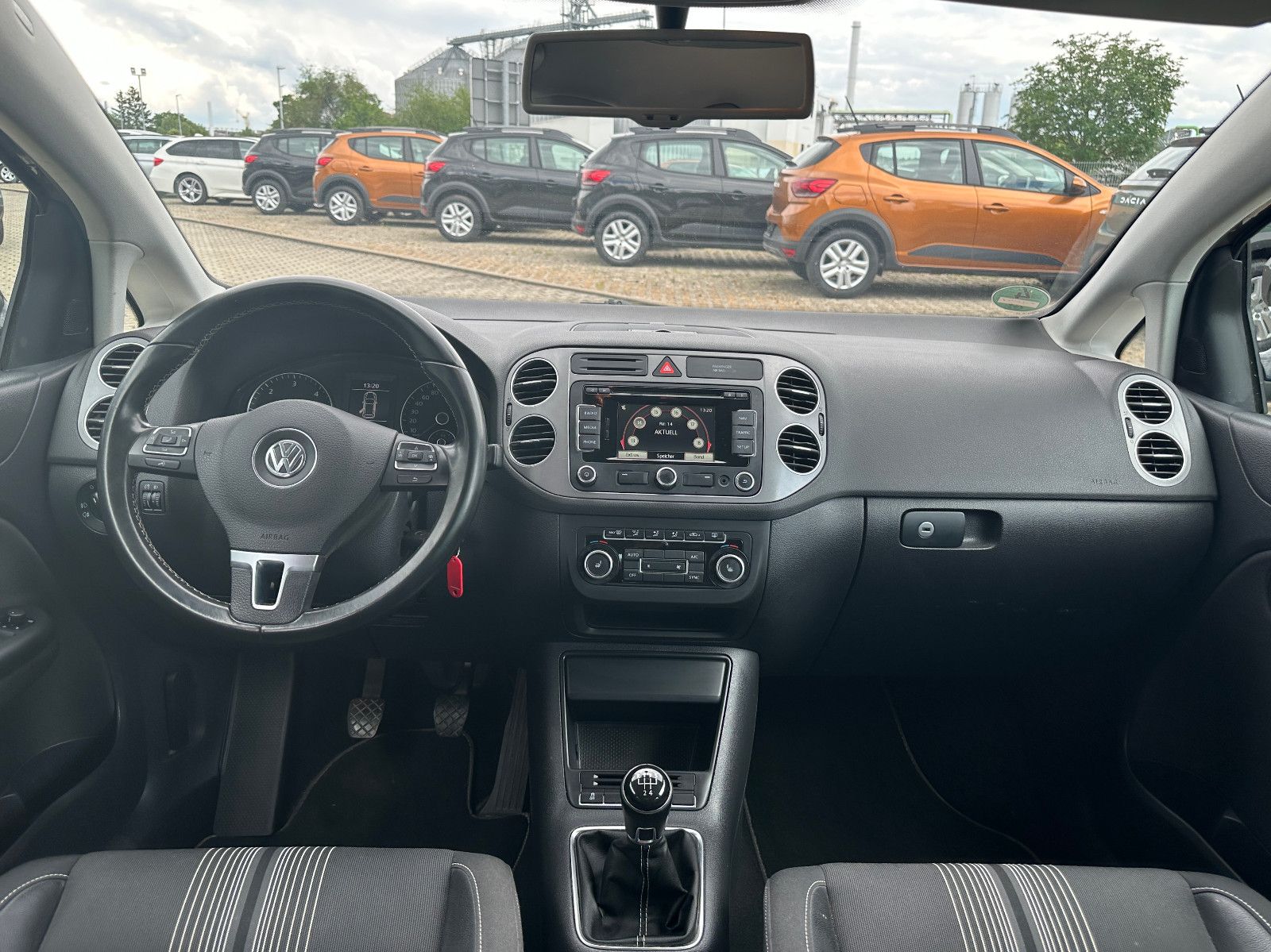 Fahrzeugabbildung Volkswagen Golf Plus 1.6 TDI NAVI+T.LEDER+PDC+AHK-TÜV-NEU