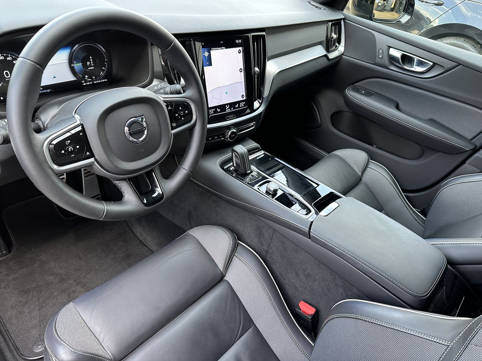 Fahrzeugabbildung Volvo V60 T8 AWD Recharge R-Design NAV+LED+360°+VCOCK