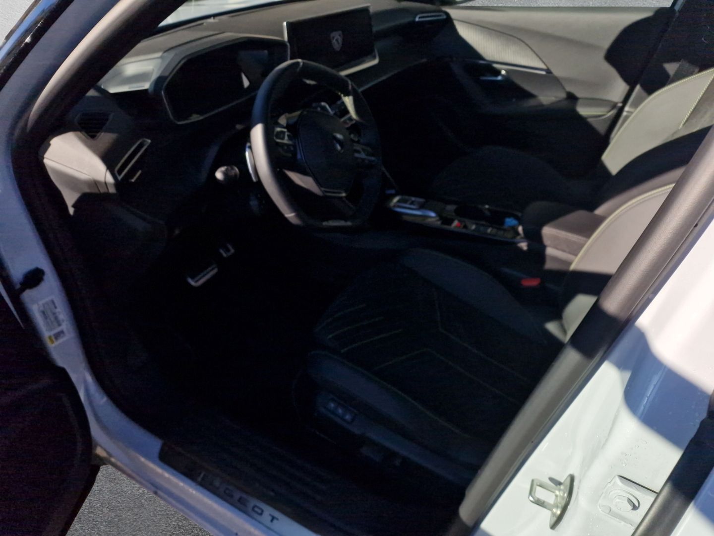 Fahrzeugabbildung Peugeot 2008 Hybrid 136 GT *NAVI*RFK*SHZ*DAB+*MASSAGE*EL