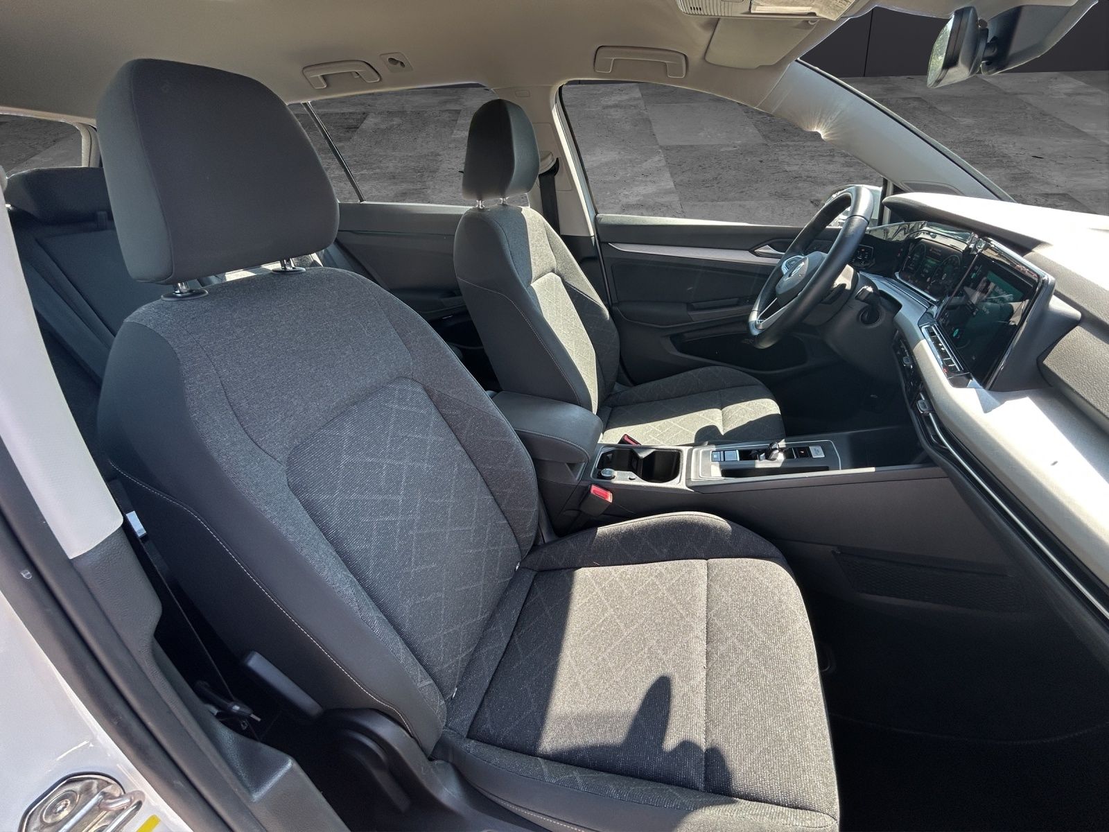 Fahrzeugabbildung Volkswagen Golf VIII Variant TDI Life DSG LED Navi ACC AHK