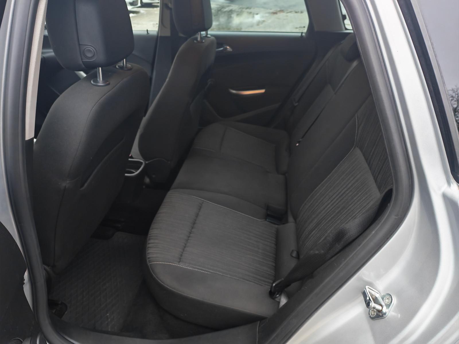 Opel Astra 2011 — photo 17